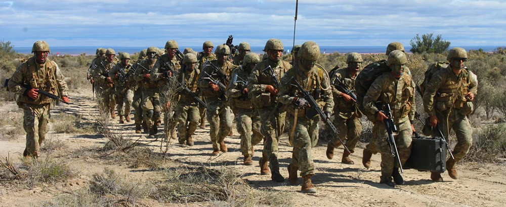 El documento con el aumento de sueldo para las Fuerzas Armadas lleva la firma del ministro de Defensa, Luis Petri, y del ministro de Economía, Luis Caputo.