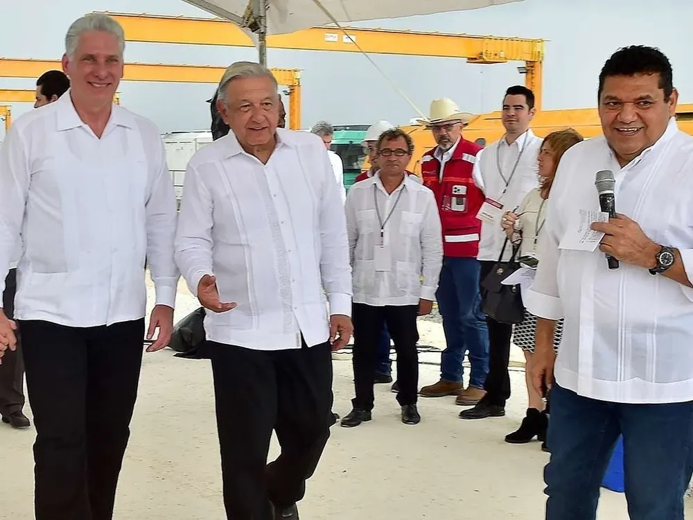Miguel Díaz-Canel, presidente de Cuba (izquierda), y Andrés Manuel López Obrador, presidente mexicano (derecha) mantuvieron un encuentro bilateral