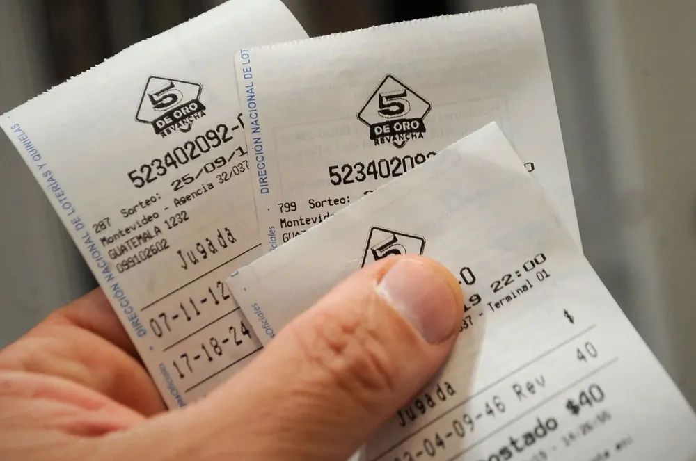 Papeles con apuestas al 5 de Oro