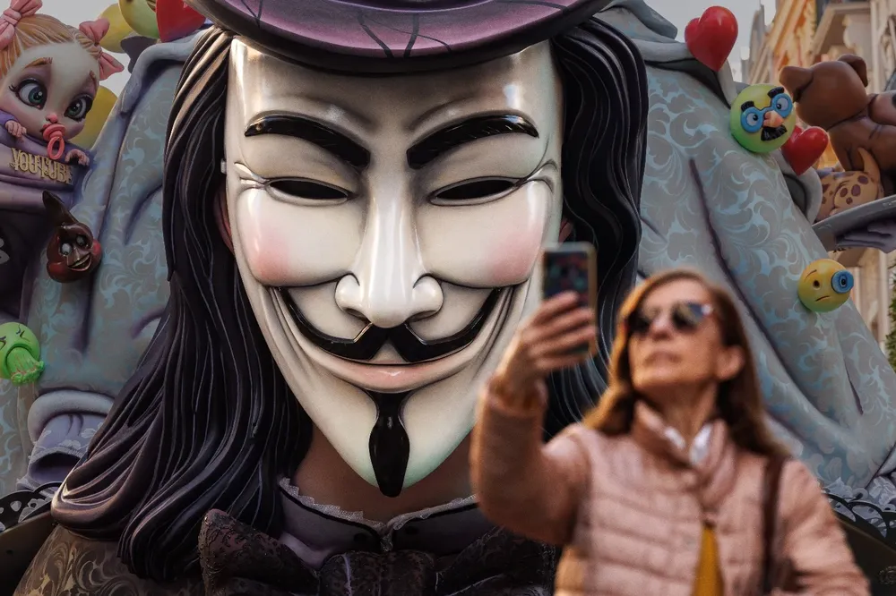 Una persona se fotografía frente a una falla, durante la mañana de este sábado en la que ya se encuentran montados los más de 700 monumentos falleros, que lucen en todo su esplendor en un fin de semana de abarrote turístico y buen tiempo.