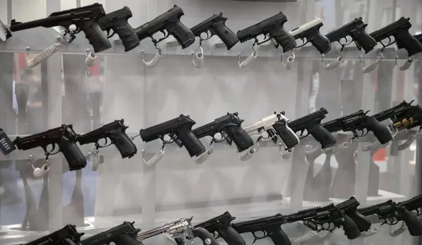 El polémico video en el que un niño muestra como usar un rifle