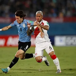 Facundo Pellistri supera a Miguel Trauco de Perú; el uruguayo recibió su segunda amarilla y no podrá jugar ante Chile Facundo Pellistri supera a Miguel Trauco de Perú; el uruguayo recibió su segunda amarilla y no podrá jugar ante Chile