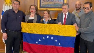 Omar Paganini recibe la bandera de Venezuela 