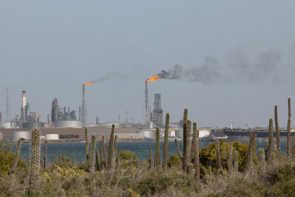 Aunque Venezuela ha conseguido aumentar su producción petrolera, los expertos pronostican que los ingresos por la venta de crudo caerán en los próximos meses.