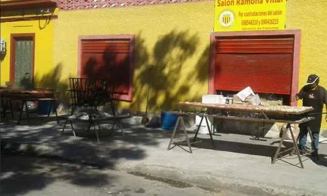Asado en la vereda de la sede de Progreso / Archivo