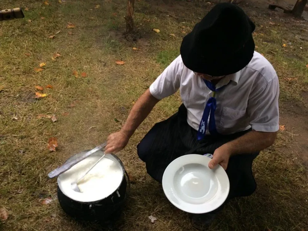 Después del almuerzo, arroz con leche como postre en el fogón de La Pampa.