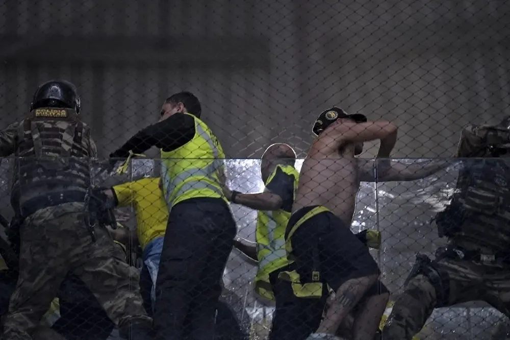 Pelea en la parcialidad visitante