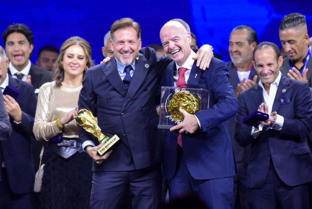“The Best for the Best”, el premio especial que le entregó Alejandro Domínguez a Gianni Infantino
