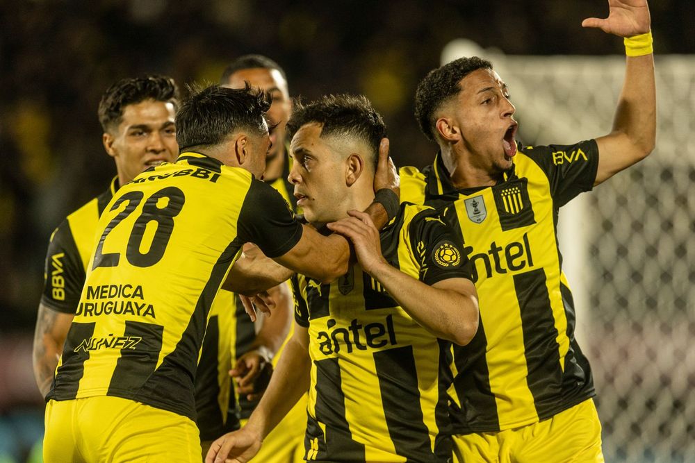 Los jugadores de Peñarol celebran el gol de penal de Leonardo Fernández ante Liverpool por la semifinal de la Liga AUF Uruguaya