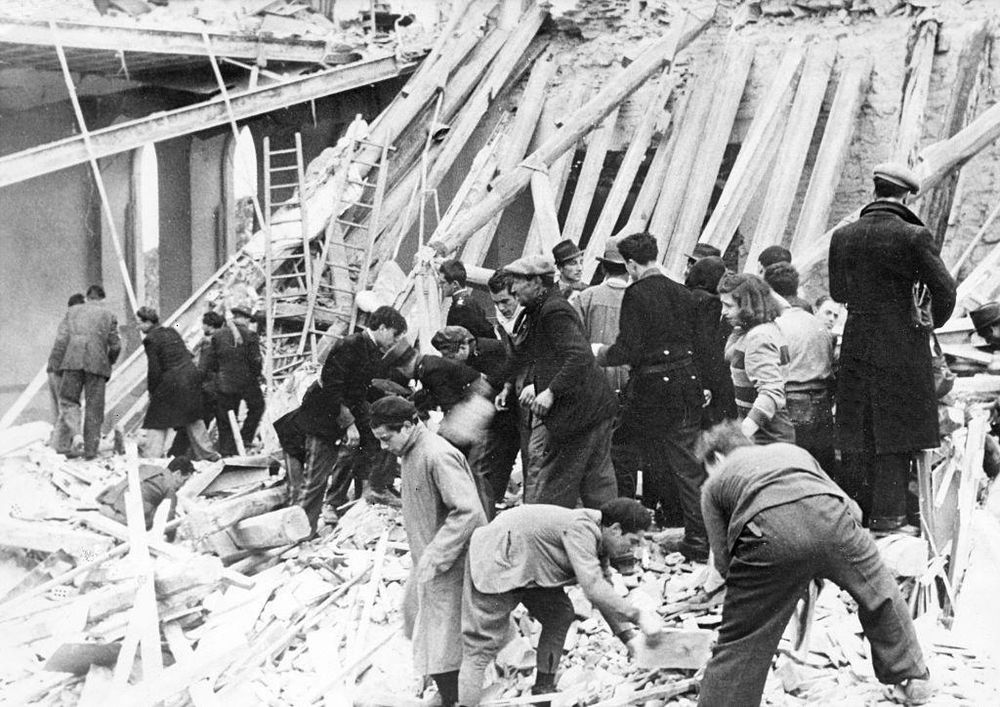 Durante la Segunda Guerra Mundial, Castel Gandolfo acogi&oacute; a miles de refugiados, entre ellos decenas de jud&iacute;os, y fue blanco de bombardeos.