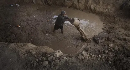 Franja de Gaza- Un palestino achica el agua de uno de los túneles que unen la Franja de Gaza con Egipto