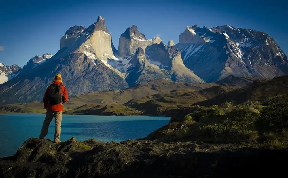 Chile- Un turista observa el complejo Cuernos del Paine, en el parque nacional Torres del Paine