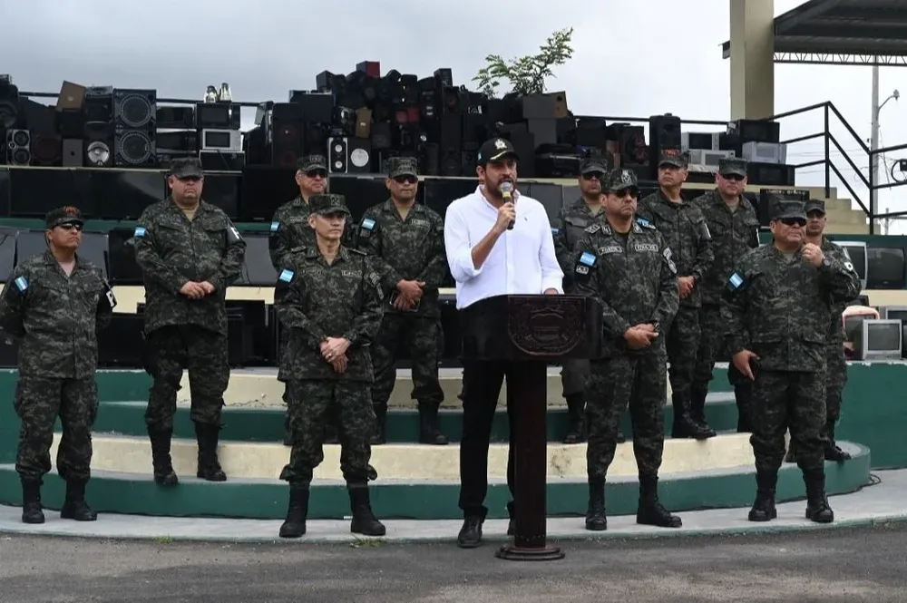 “Desde estas cárceles se llamaba para extorsionar, secuestrar, asesinar gente”, dijo el ministro de Defensa José Manuel Zelaya