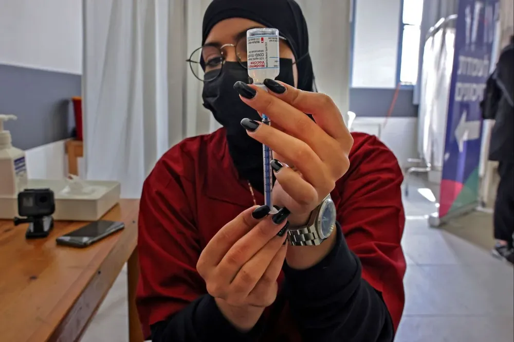 Vacuna Moderna aplicada en trabajadores palestinos en territorio israelí