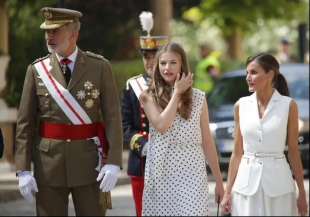 la princesa Leonor, junto al Rey Felipe VI y a la reina Letizia.