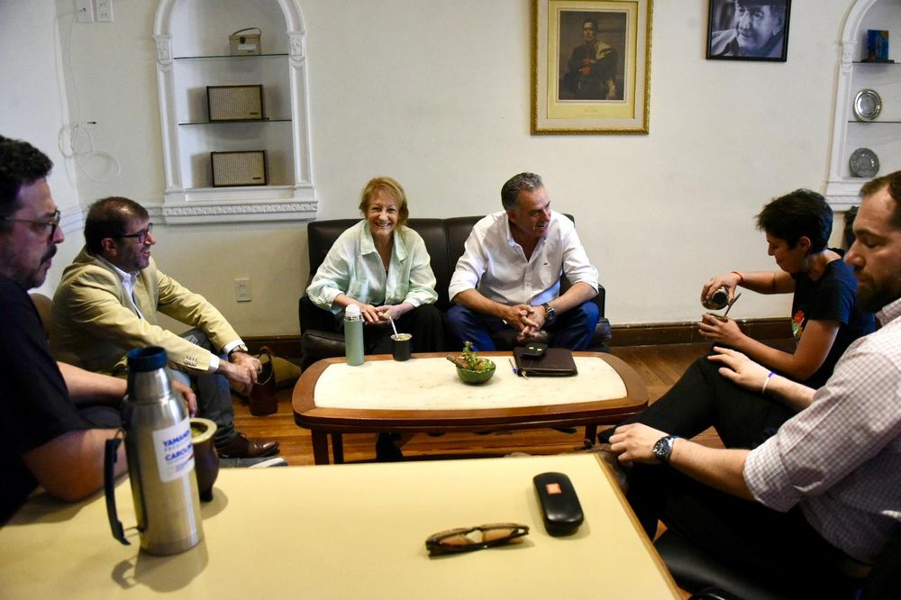 Yamandú Orsi se reunió con Fernando Pereira, Carolina Cosse, Alejandro Sánchez, Verónica Piñeyro y Daniel González en la sede del Frente Amplio