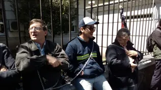 Trabajadores del gas se encadenaron frente a la Embajada de Brasil