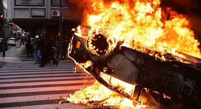 Graves incidentes en el Congreso: 103 detenidos, un policía herido de bala y destrozos tras la marcha de barras y jubilados