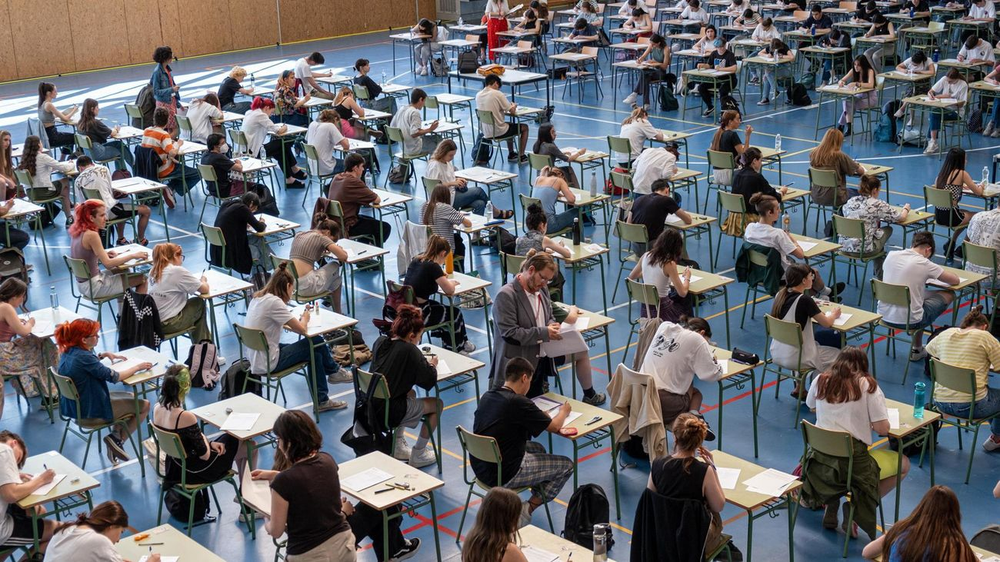 Más de 270.000 estudiantes rinden la PAU en España.