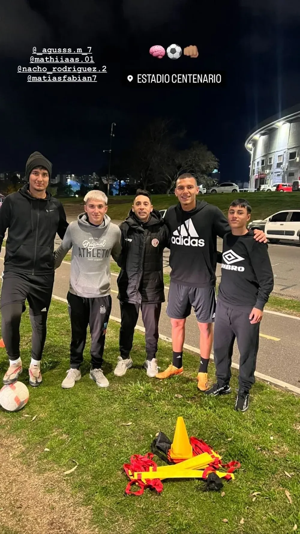 Franco Fagúndez entrenando en un cantero cerca del Estadio