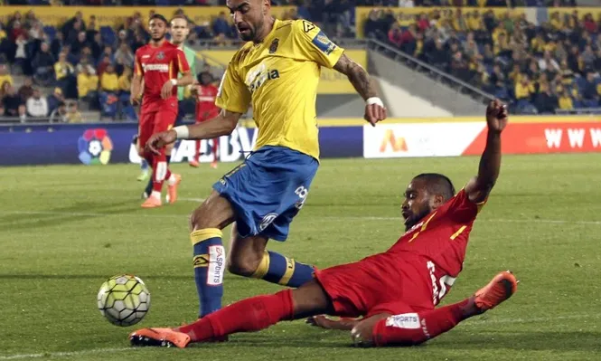 Álvaro Pereira barre a Momo