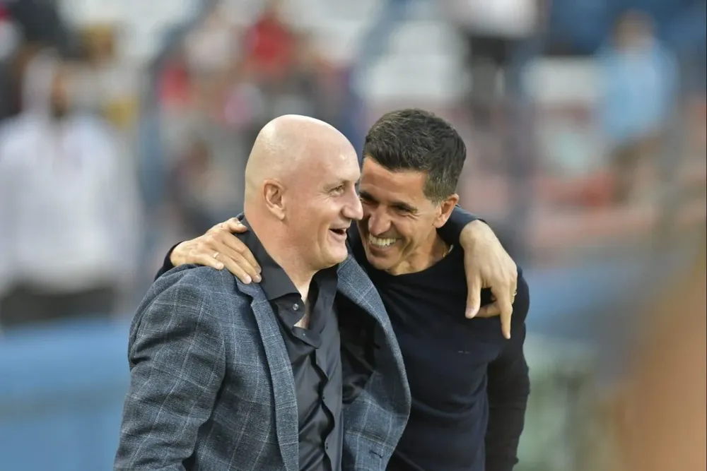 Pablo Repetto y Gustavo Díaz en el saludo previo al encuentro
