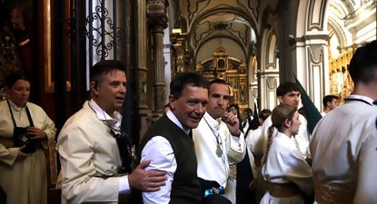 Antonio Banderas ejerce como capataz en la estación de penitencia de la Cofradía de Lágrimas y Favores en Málaga, el 29 de marzo de 2026, en Málaga.