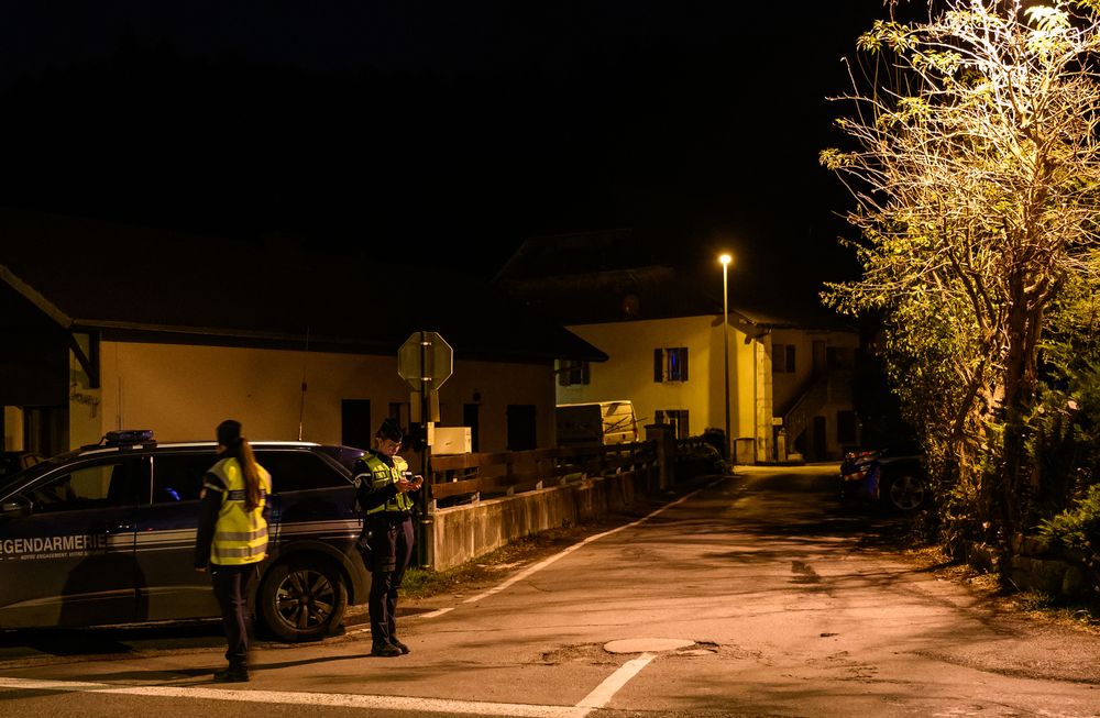 Gendarmes franceses hacen guardia a la entrada de una calle, cerca del lugar donde fueron encontrados muertos tres niños
