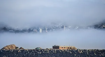 Así la niebla tapó el Cerro de Montevideo en la tarde de este martes.