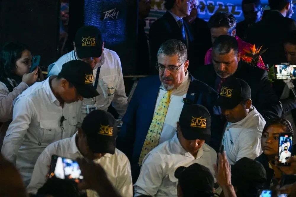 La presentación judicial de Bernardo Arévalo, ganador del balotaje, se suma a las de diversos sectores que denuncian un golpe de Estado en curso.