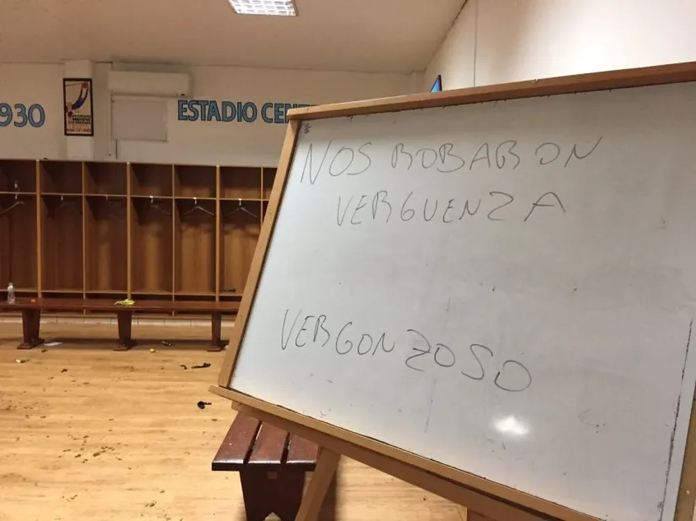 Los jugadores de Sud América y su molestia con el arbitraje tras el final del partido