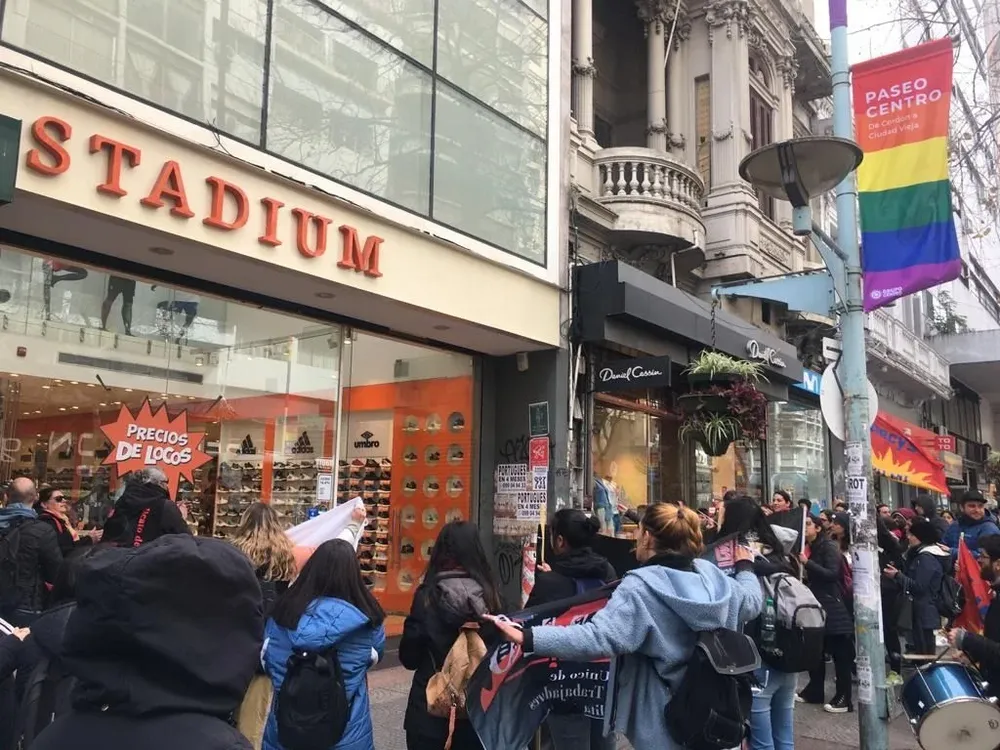 Integrantes del sindicato se reunieron en las puertas de varias tiendas de 18 de julio en las que hay trabajadores sindicalizados.