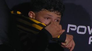 Leonel Jaime y su llanto sobre el final ante Boston River tras el golpe en la espalda por el que tuvo que salir al final por el Torneo Clausura