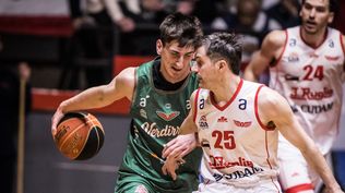 Olimpia goleó, barrió 3-0 a Verdirrojo en las semifinales del torneo de ascenso y volvió a su lugar: la Liga Uruguaya de Básquetbol