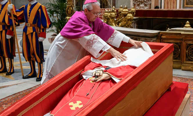 El rostro del papa Francisco es cubierto por un velo blanco.