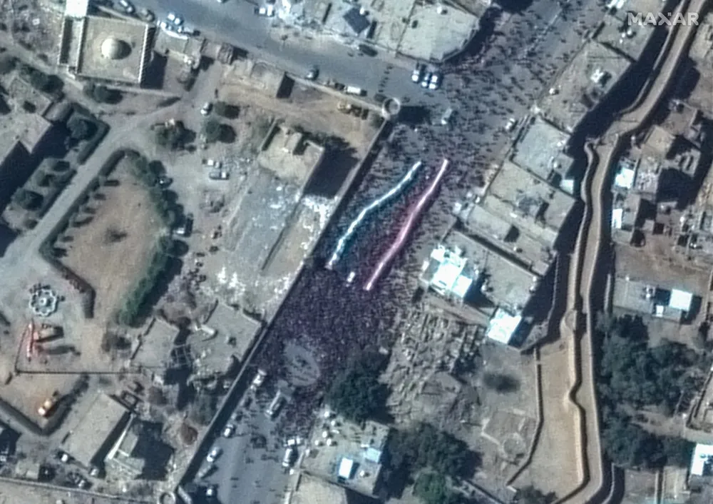 Imagen satelital de la manifestación del viernes en Yemen contra los ataques de Estados Unidos.