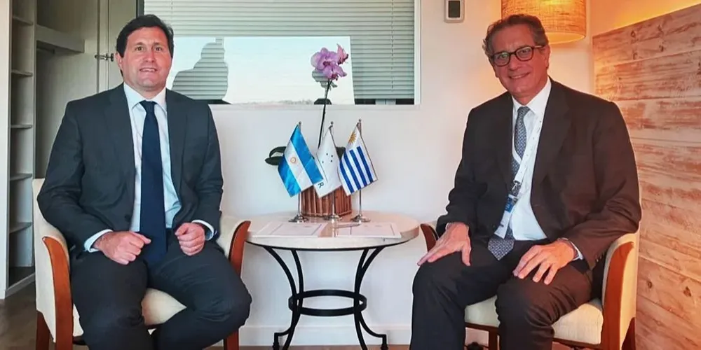 El presidente del Banco Central del Uruguay (BCU), Diego Labat, y el presidente del Banco Central de la República Argentina (BCRA), Miguel Pesce