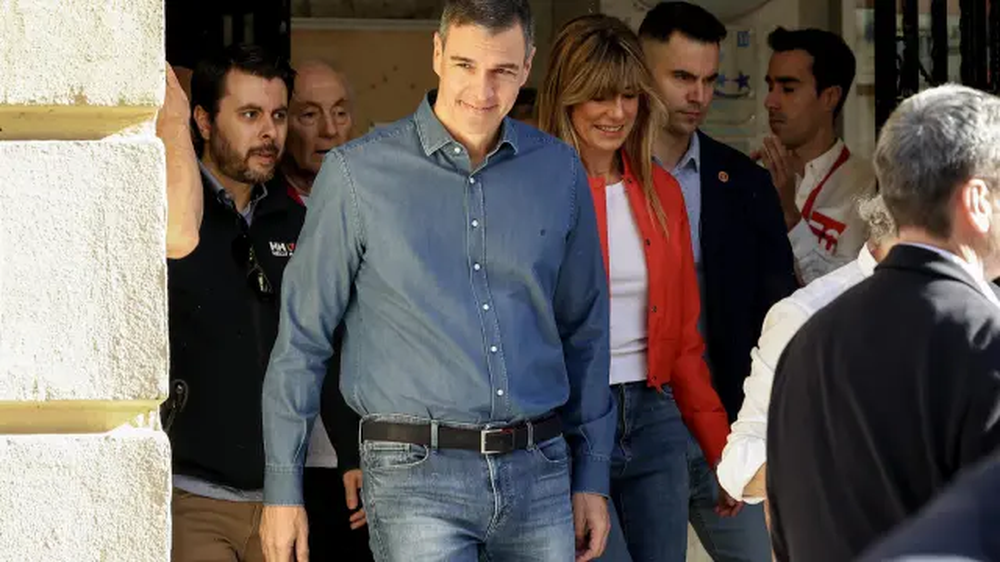 Pedro Sánchez, y su mujer Begoña Gómez salen del colegio electoral