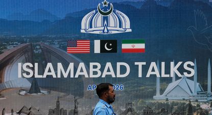 Trump asegura estar despejando el estrecho de Ormuz, mientras Estados Unidos e Irán negocian en Pakistán