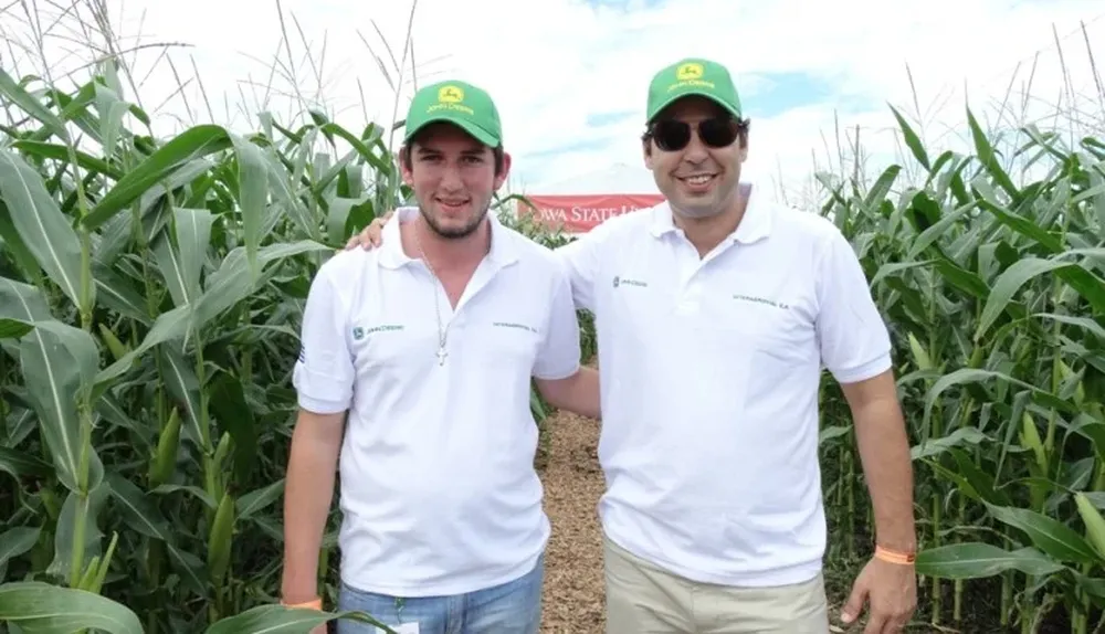 Juan Cuelho, productor de Durazno, y José Zerbino, gerente de Banco Itaú, en plena recorrida.
