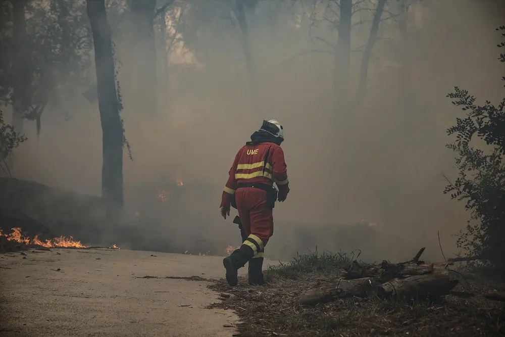 Un agente de la UME trabaja en la extinción del fuego en Ador, Valencia.