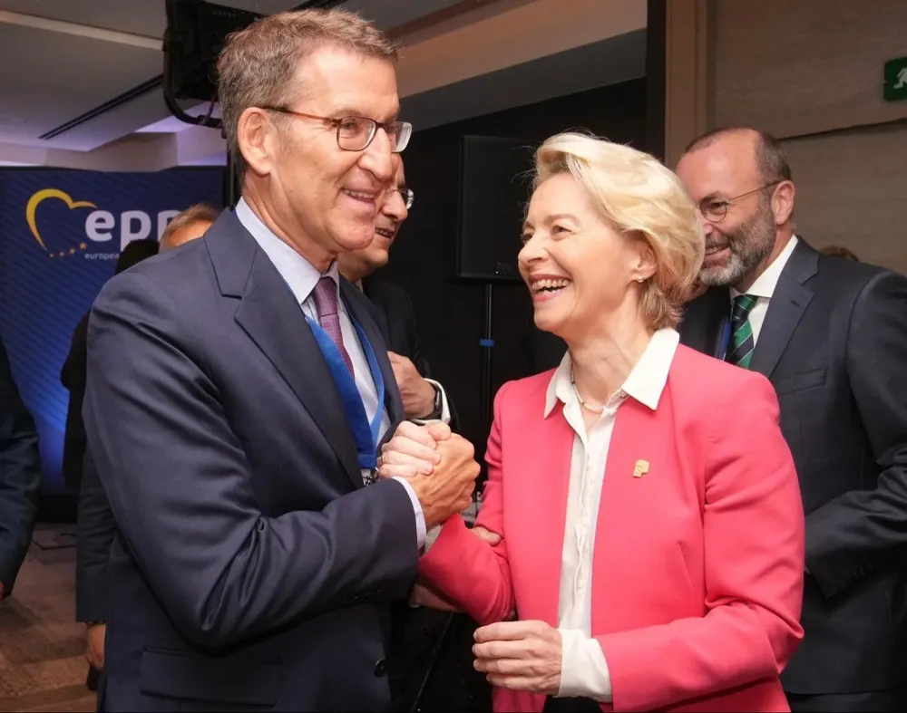 El líder del PP, Alberto Nuñez Feijóo, junto a la presidenta de la Comisión Europea, Ursula von der Leyen, durante la cumbre del PPE EN 2023. Hoy volverán a encontrarse.