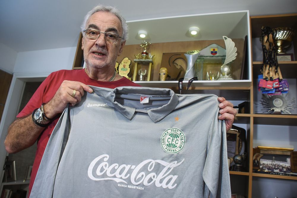 Jorge Fossati con la última camiseta que vistió como arquero profesional: la de Coritiba de Brasil
