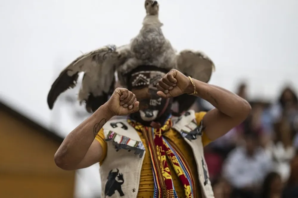 Antes de que comiencen los duelos, los hombres se despojan de las coronas disecadas de aves, zorros y cabras que llevan sobre sus propias cabezas.