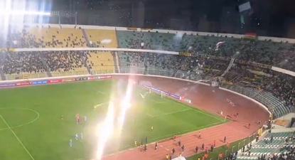 Hinchas lanzaron bengalas a sus propios jugadores, pese a que iban ganando, en el partido The Strongest vs Blooming en Bolivia