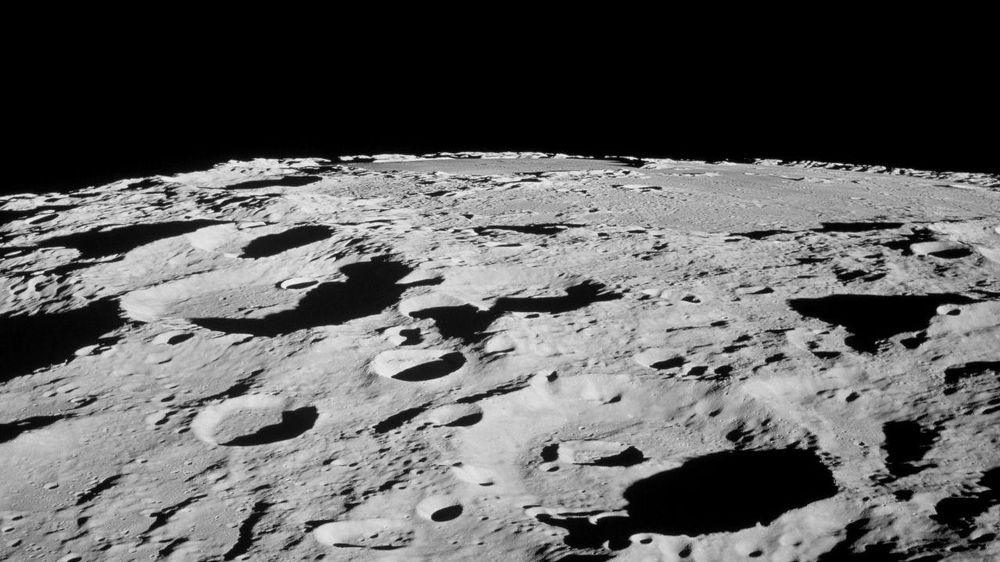 "La Luna contiene los mismos elementos que tenemos aquí en la Tierra", afirma la profesora Sara Russell.