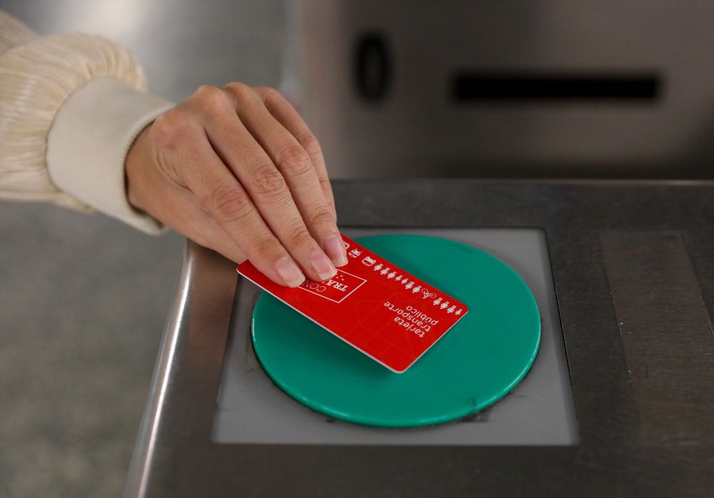 Una persona pasa su tarjeta de transporte en Madrid. EUROPA PRESS