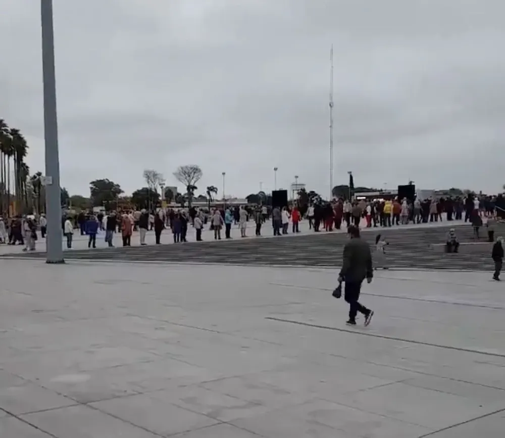 Parte de la cola de espera al aire libre para vacunarse en el Antel Arena