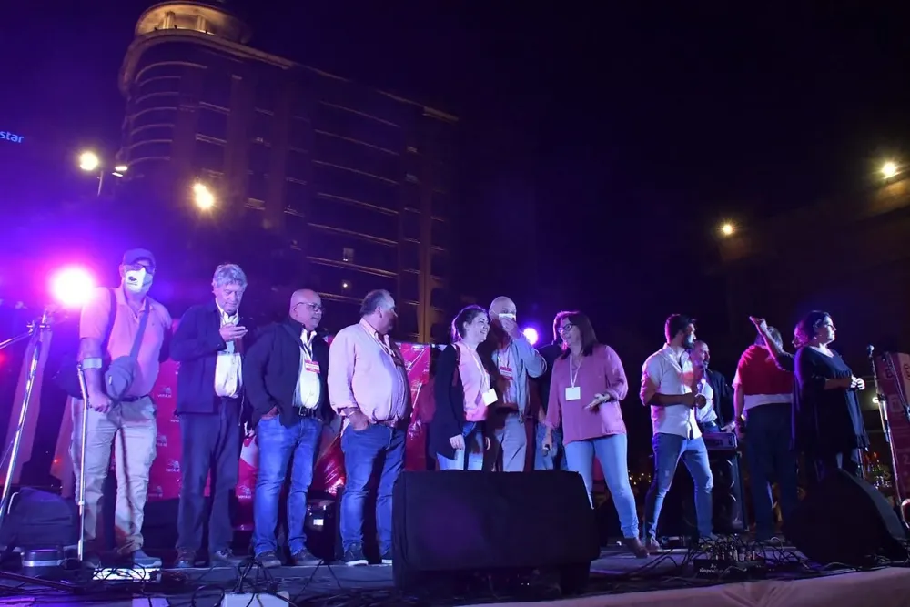 Principales dirigentes del Sí celebraron los resultados ante la militancia en la explanada de la IM, pese a que no lograron derogar los artículos