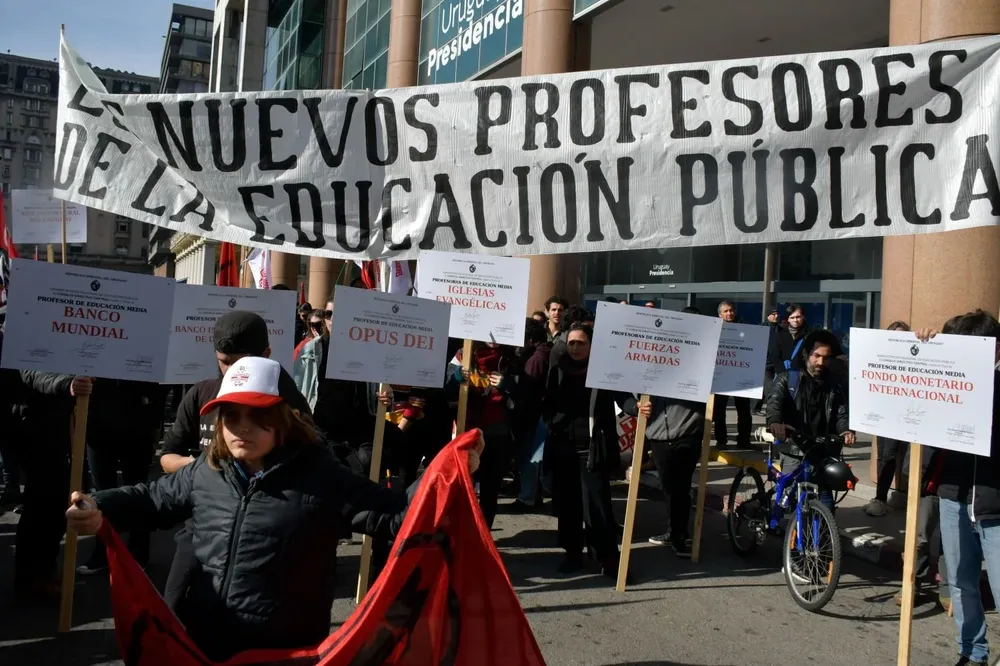 Comienza la huelga en los liceos de Montevideo y en la Universidad.